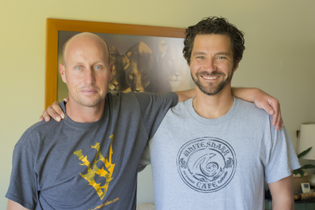 Chris Fallows of Apex Predators wearing the grey White Shark Video shirt in South Africa. Pictured with WSV founder Skyler Thomas